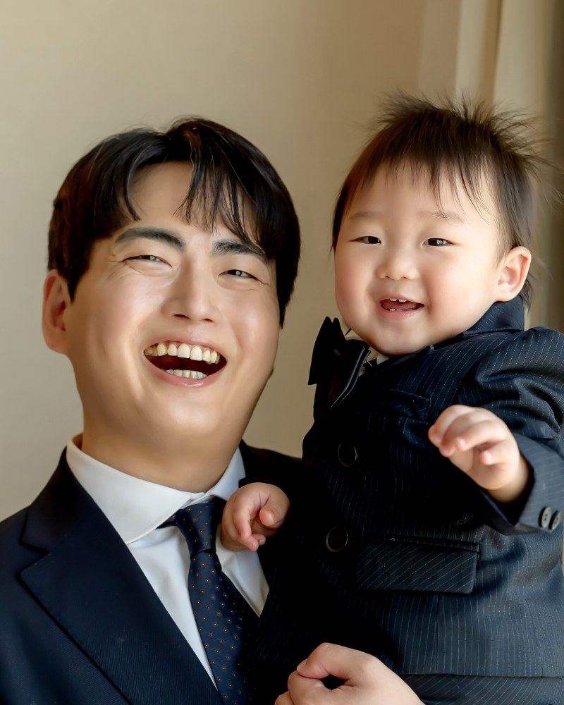 아이를 안고 웃는 오사량 대표 변리사